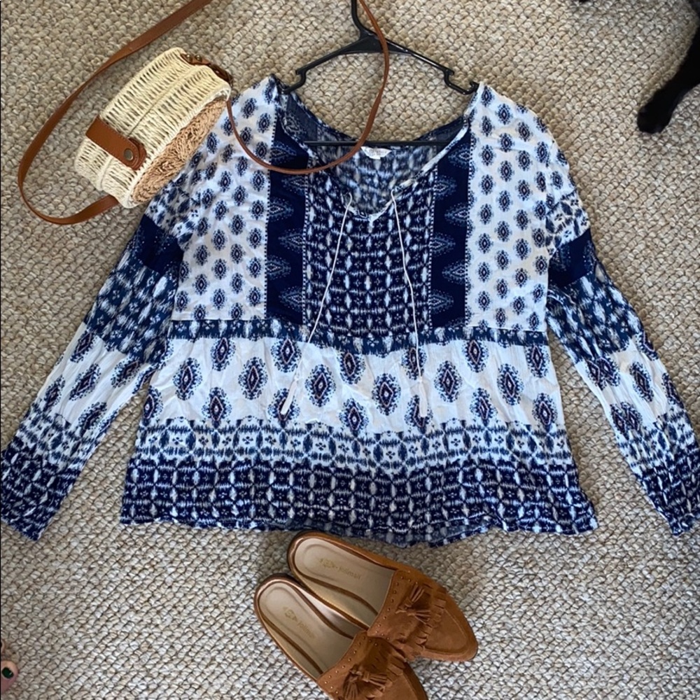 Adorable 70’s inspired flows top